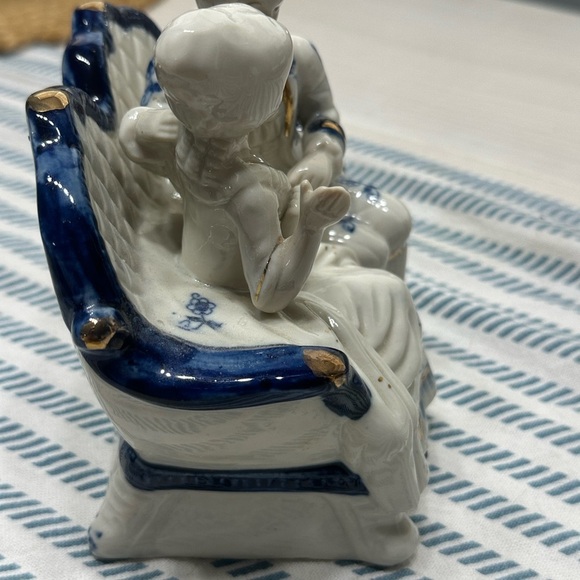 Rare Victorian Delft Blue Porcelain “Courting Couple” - Picture 6 of 8